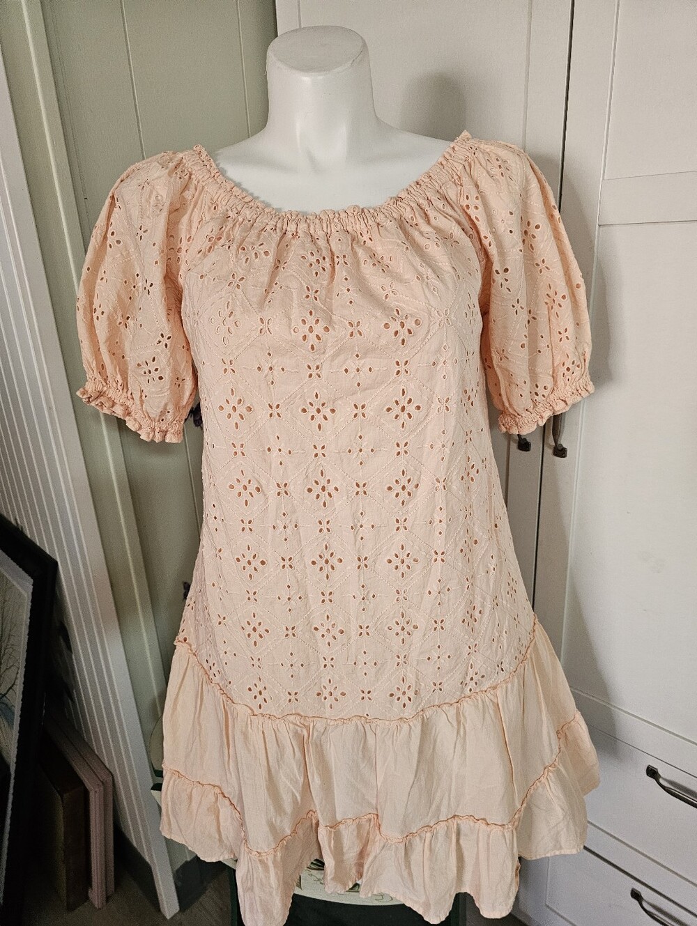 GUESS Peach Eyelet Mini Dress Medium Off The Shoulder Puff Sleeve Ruffle Sun